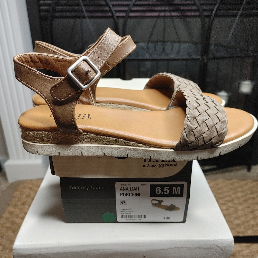 A.N.A LIAH PORCHINI MEMORY FOAM SANDAL, BROWN 6.5